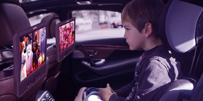 Divertir les enfants en voiture avec un lecteur DVD portable